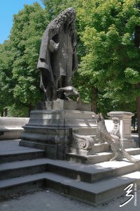 Paris-'La-Fontaine-regardant-à-ses-pieds-le-corbeau-et-le-renard'-'Correira-1983',-Square-du-Ranelagh